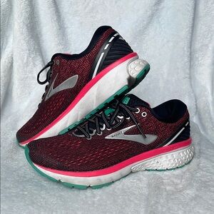 Brooks Black and Pink Athletic Shoes size 6.5